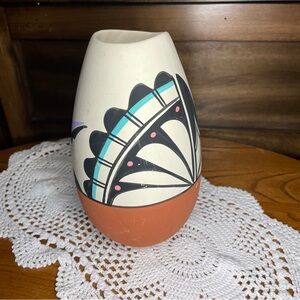 NATIVE AMERICAN Accents Pottery Vase Signed L. Toya New Mexico